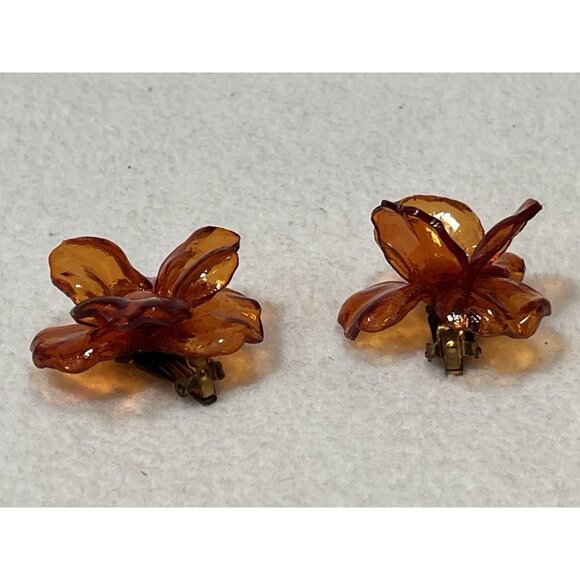 Vintage 1950s Amber Lucite Flower Clip On Earrings Retro Costume Jewelry - Picture 3 of 7